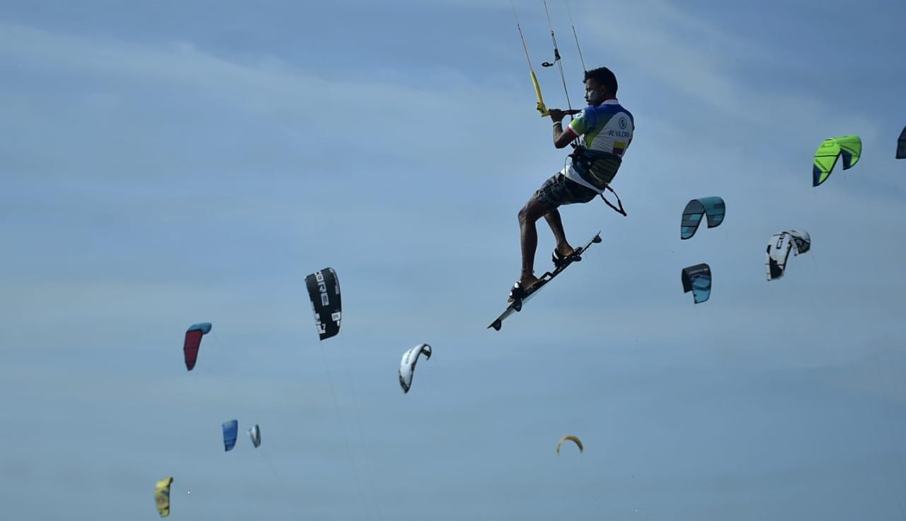 Un cielo colorido se observa en Salinas del Rey en el Mundial de Kitesurfi,