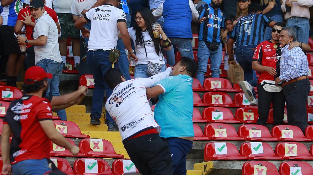 Momentos de la trifulca entre hinchas. 