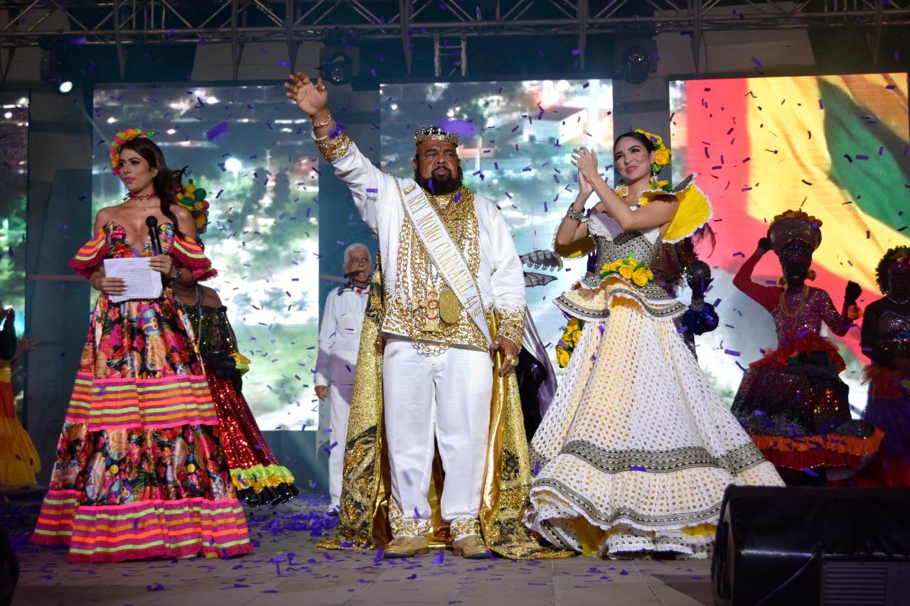 El Rey Momo del Carnaval de la 44, Libardo Luna, más conocido como 'Mario Baracus' y la Reina del Carnaval de la 44, Paula Sarmiento.