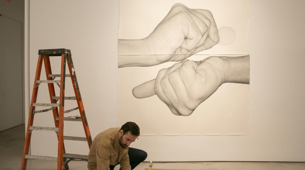El artista neoyorquino Karl Haendel y su exhibición.
