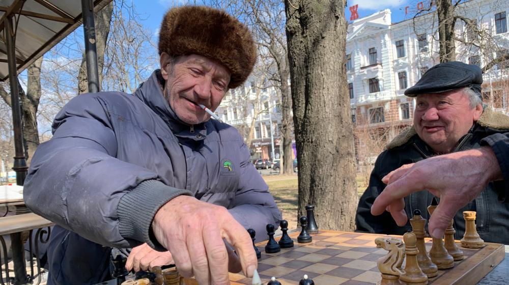 Ancianos ucranianos juegan al ajedrez en un parque de Odesa.