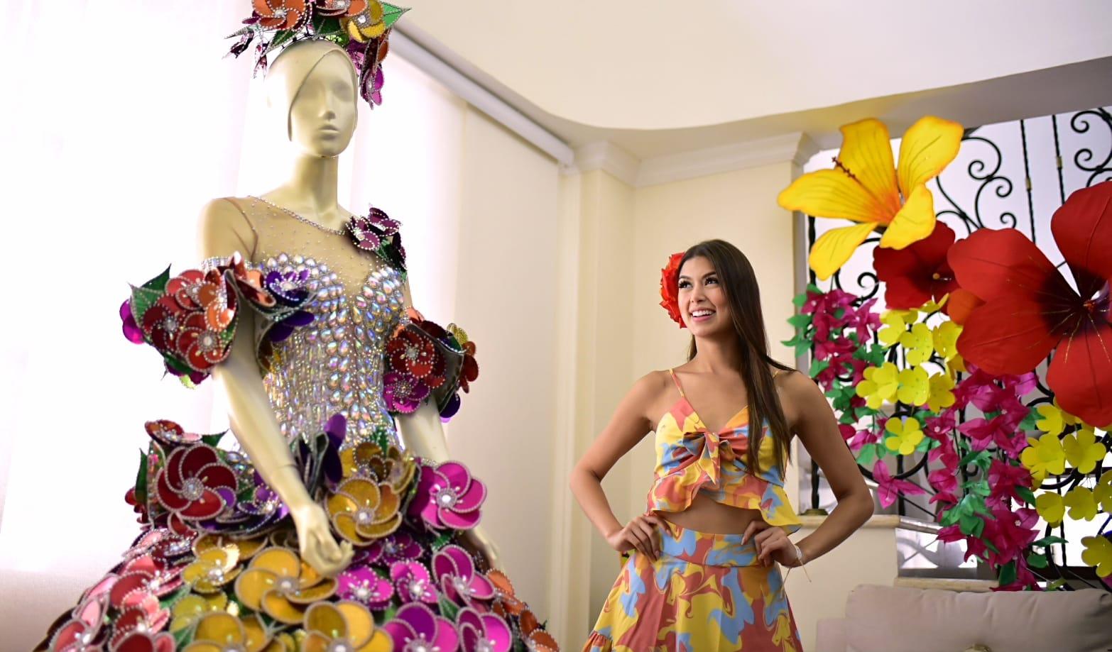 Valeria Charris mira el vestido usado en la lectura del Bando, diseño de Alfredo Barraza.