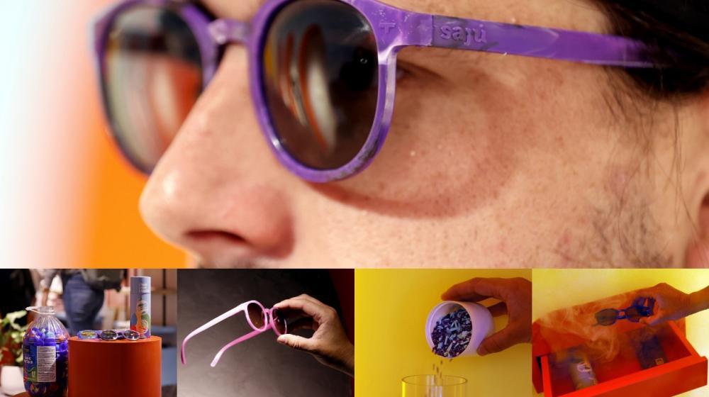 Un hombre usa unas gafas de la marca Sajú elaboradas con plástico reciclado, en Bogotá.