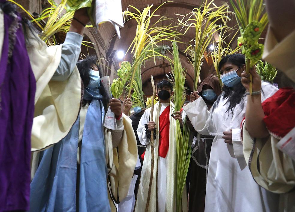 Jóvenes de la Pastoral juvenil vocacional franciscana representan el ingreso de Jesús a Jerusalén en la Iglesia de San Francisco en La Paz (Bolivia).