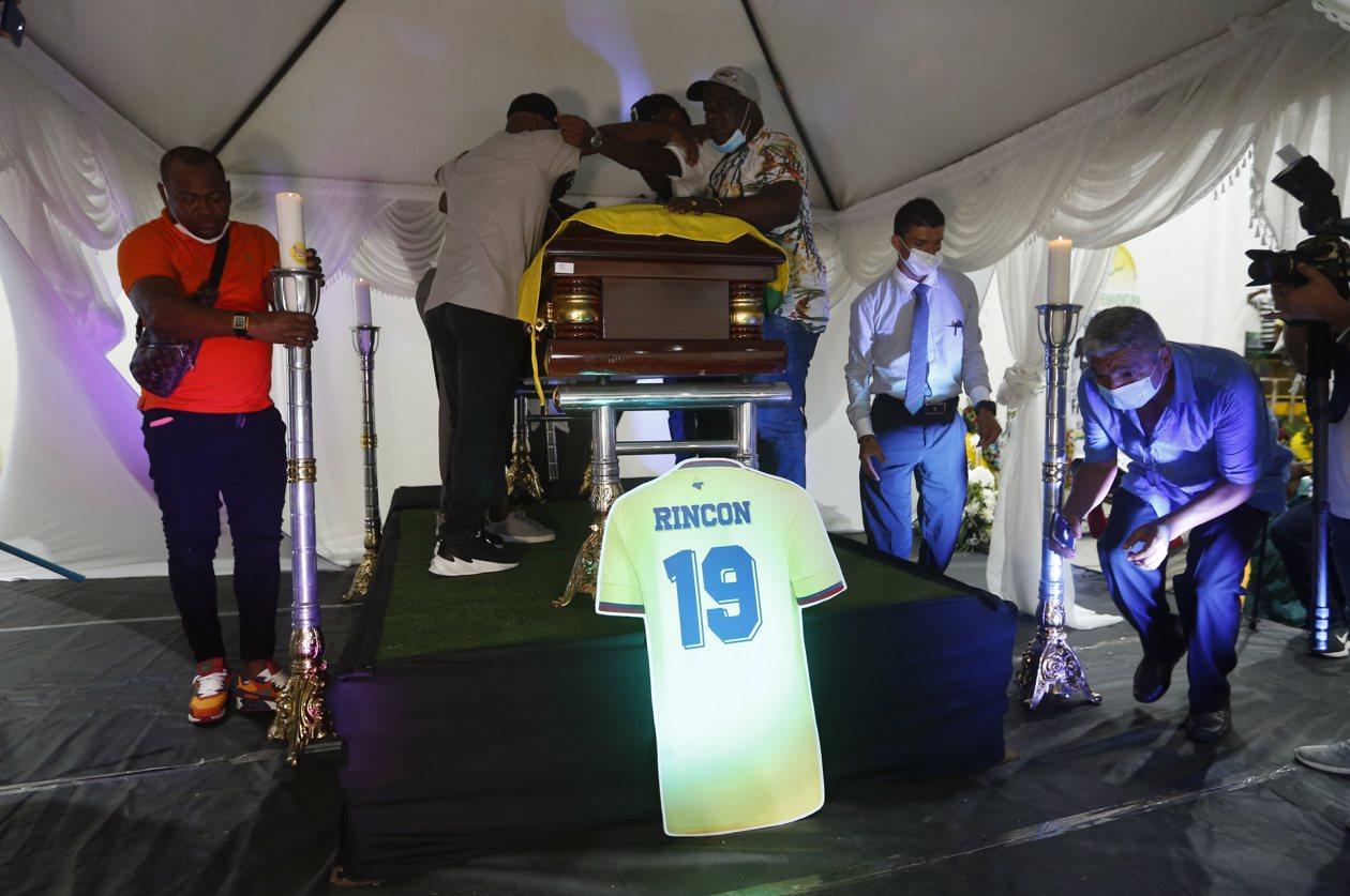Familiares, amigos y simpatizantes del exfutbolista colombiano Freddy Rincón participan hoy de su velatorio en el Coliseo Roberto Lozano Batalla de Buenaventura.