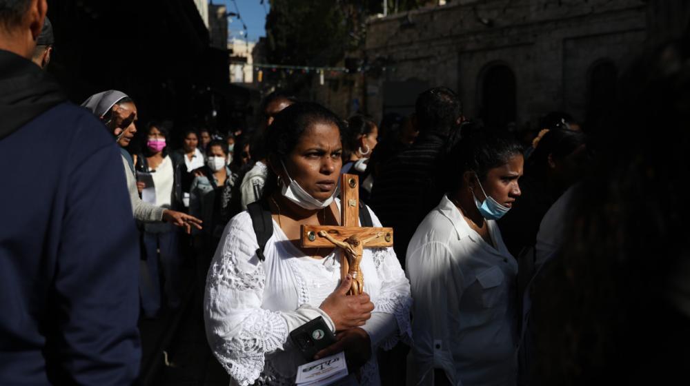 Tras más de tres semanas de incesante violencia, la tensión entre israelíes y palestinos se extendió hoy a Jerusalén.