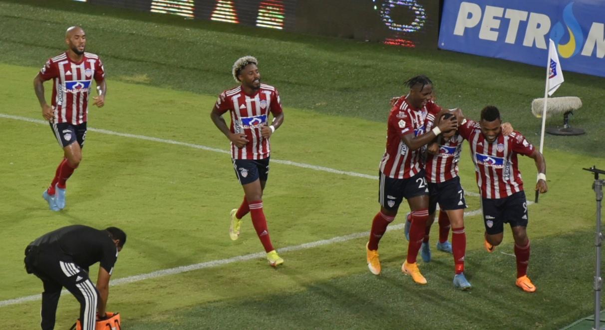 Festejo juniorista del gol de Daniel Giraldo.