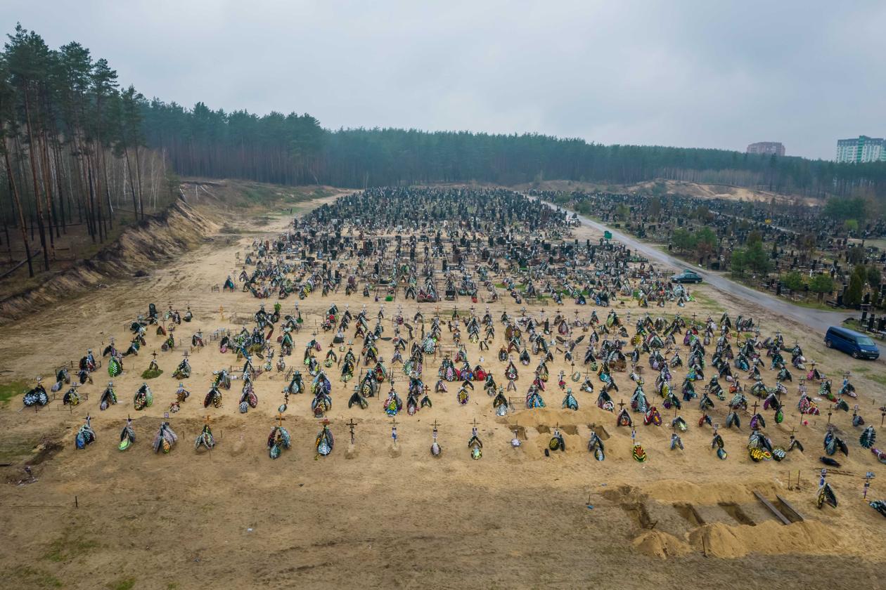 El cementerio improvisado en Irpin.