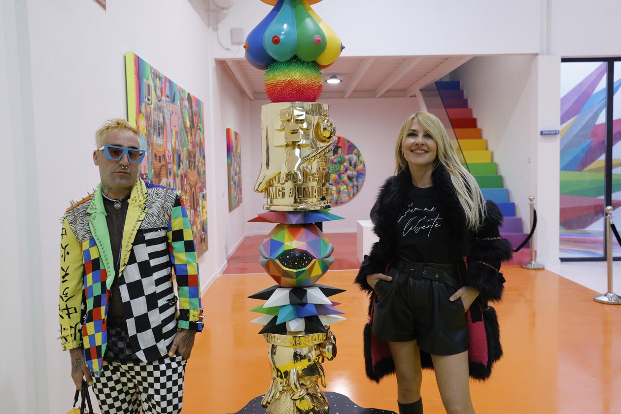 La actriz, madrina del evento y presidenta de la Academia de las Artes Escénicas, Cayetana Guillén Cuervo (d), posa junto al pintor, escultor y diseñador Okuda (i) durante la inauguración de la exposición de Factory of Dreams, un espacio único para el arte, la creación y la cultura, este miércoles den Madrid. 