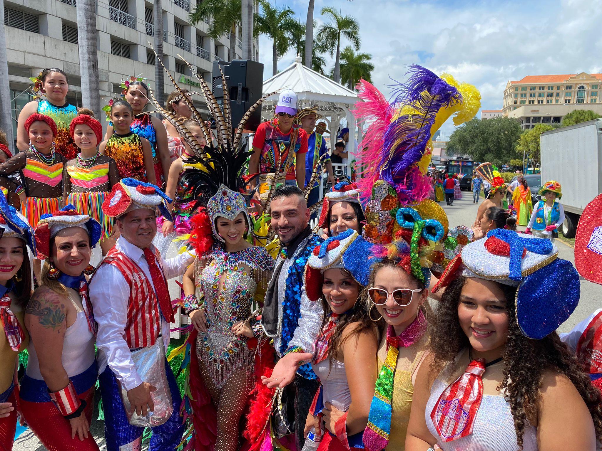 Valería Charris con varios de los carnavaleros. 