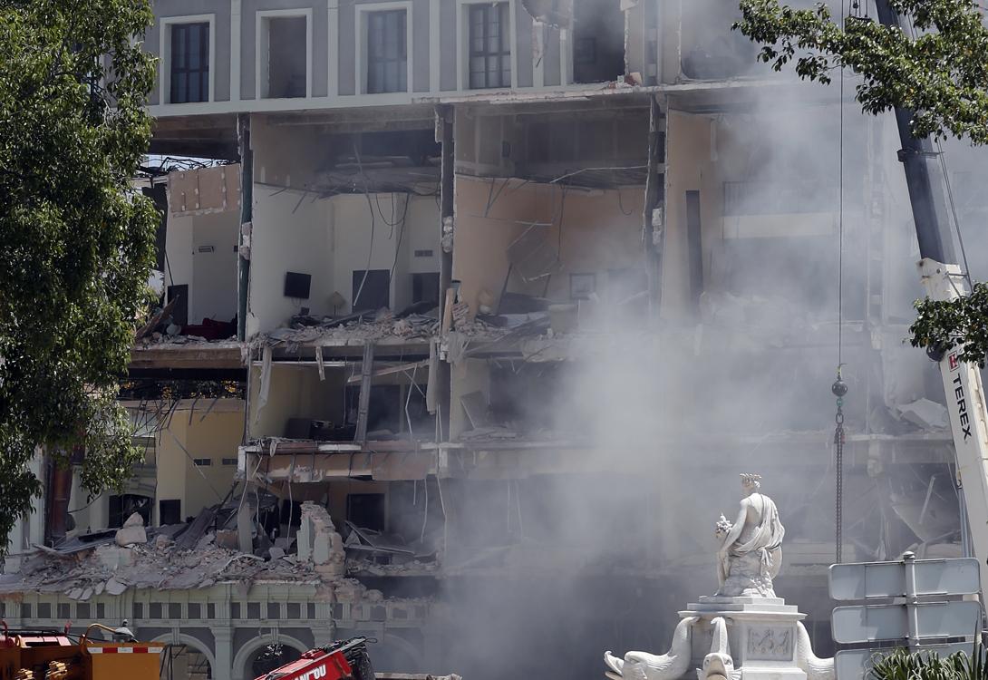 La explosión se produjo sobre las 10.50 de la mañana y provocó el derrumbe de parte de la fachada del edificio, afectado también por un incendio que generó una gran columna de humo blanco, visible desde gran parte de la ciudad.