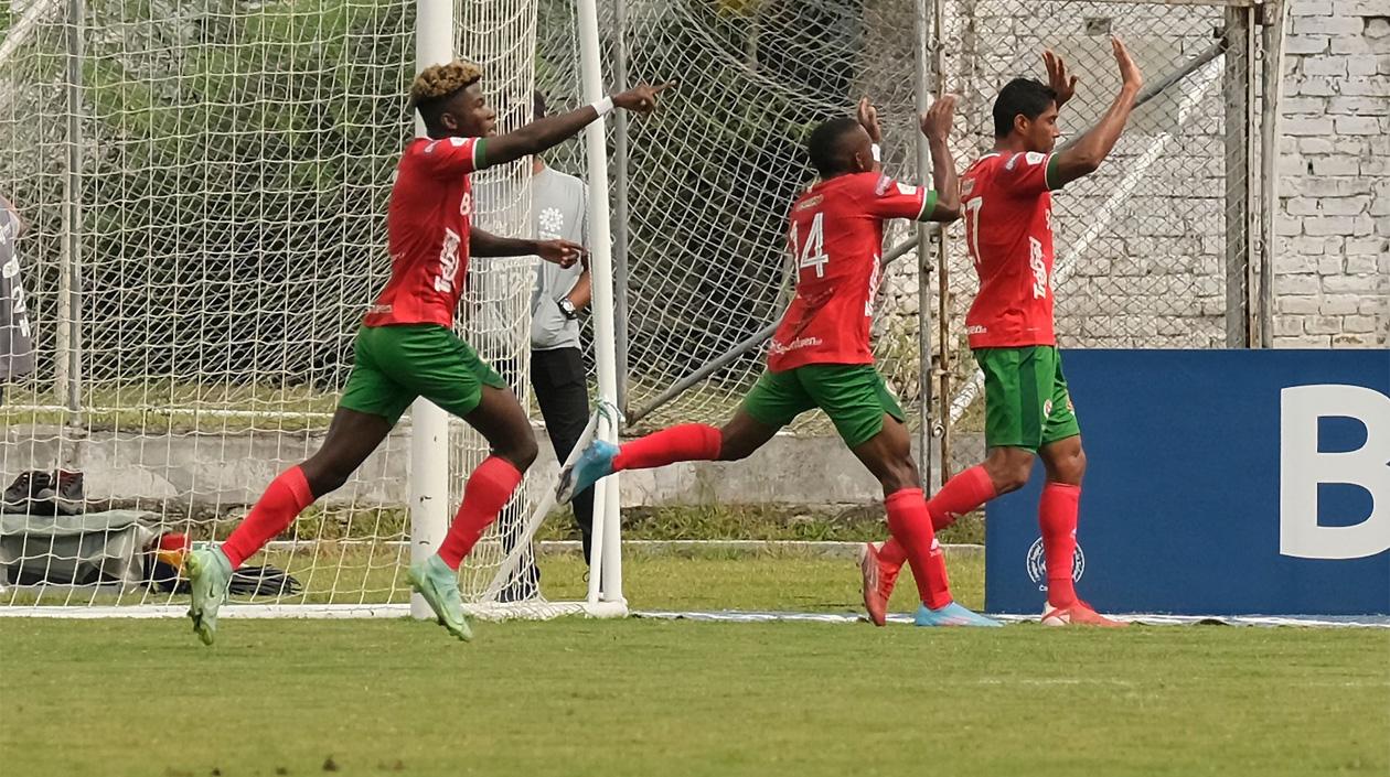 Luis Carlos Ruiz celebrando el gol con sus compañeros.