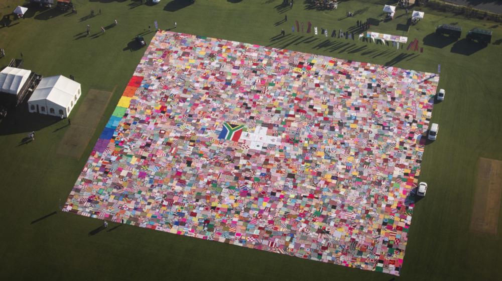 Una vista aérea muestra miles de mantas tejida para conmemorar el próximo Día de Nelson Mandela.