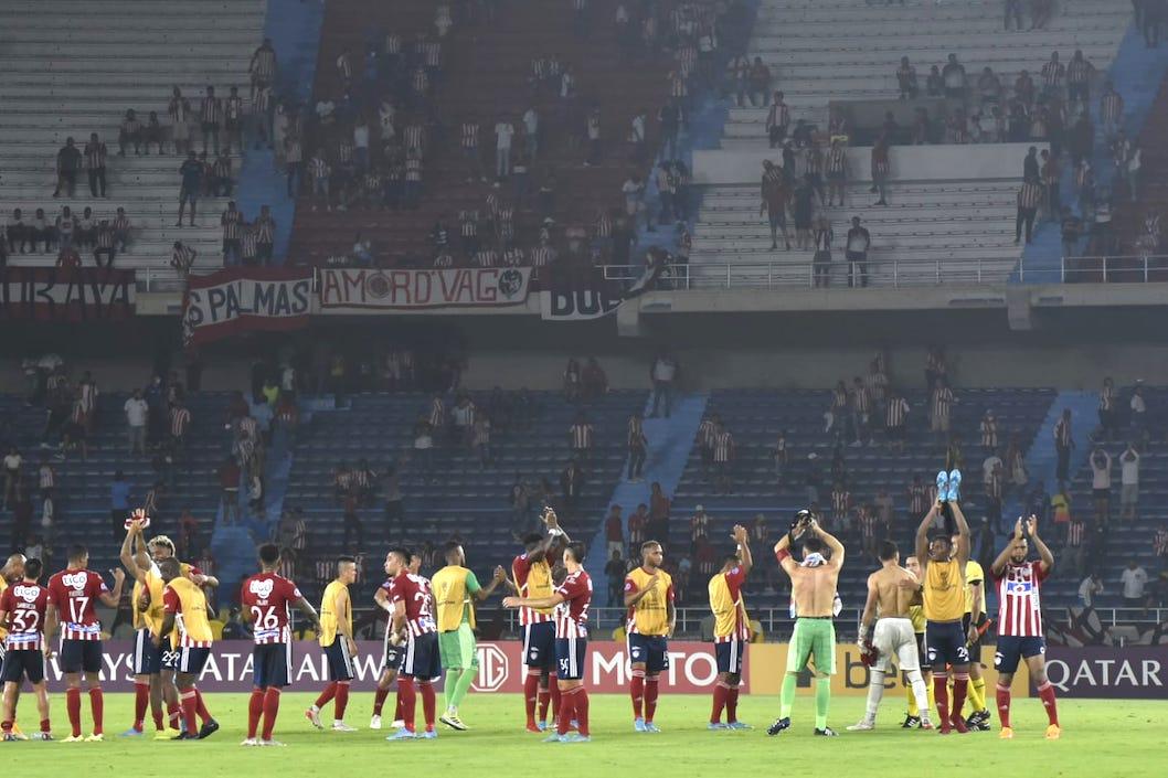 Jugadores del Junior compartiendo la victoria con los aficionados.