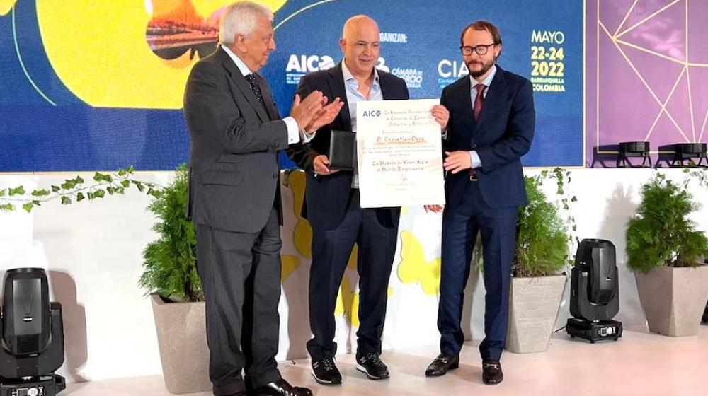 Christian Daes, COO de Tecnoglass, recibiendo el galardón.