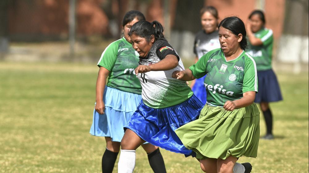 Las mujeres indígenas disputando el balón.