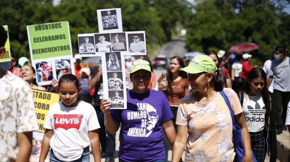 Pobladores, comités de víctimas y sobrevivientes realizan una peregrinación en el marco del 40 aniversario de la masacre conocida como "Guinda de Mayo", hoy en San Isidro Labrador (El Salvador). 