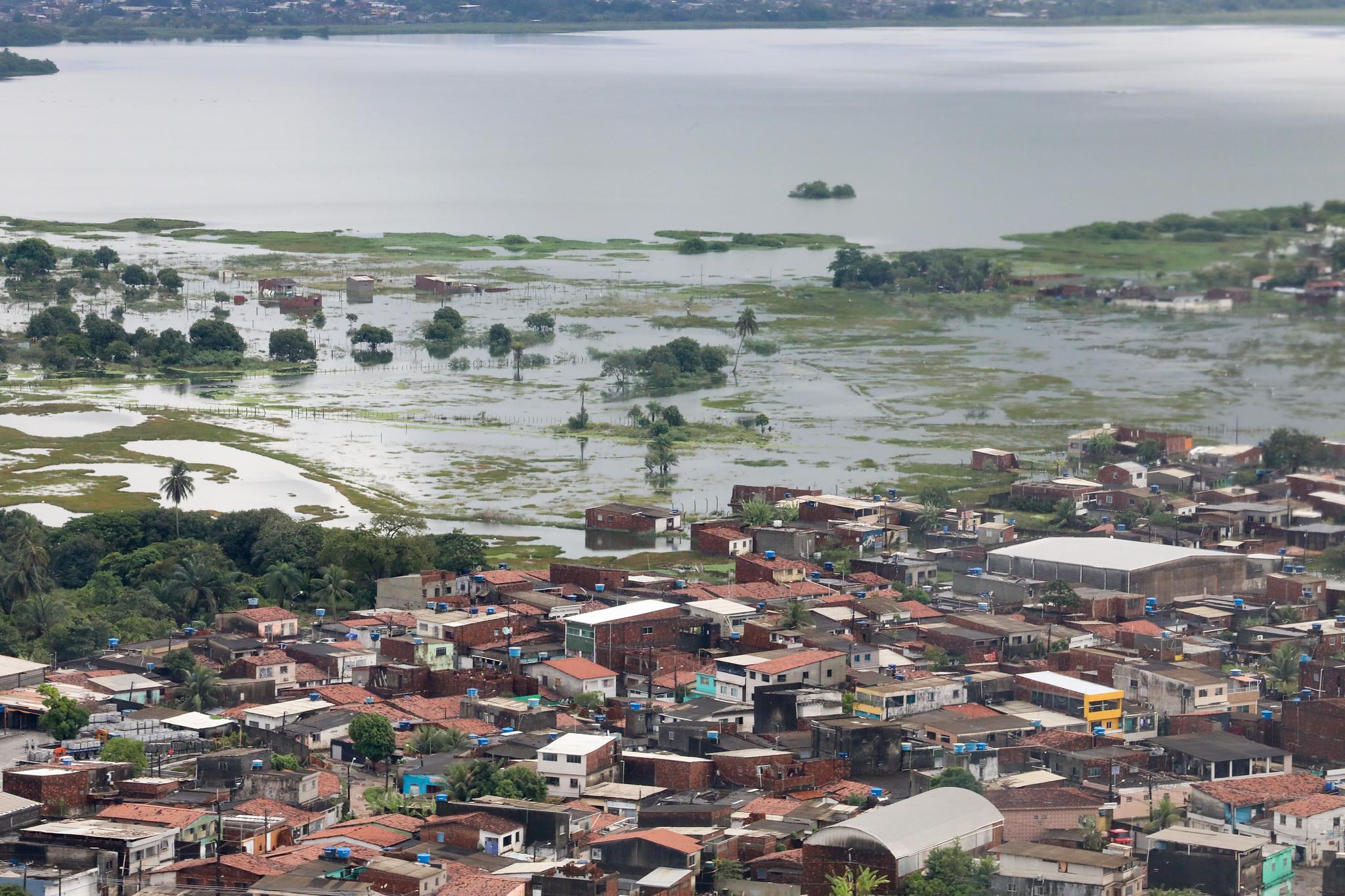 Sobrevuelo de Presidente de Brasil, Jair Bolsonaro, sobre zonas afectadas por lluvia.