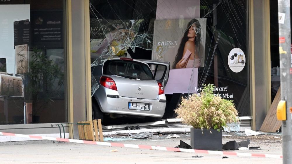 El vehículo quedó dentro de un local comercial.