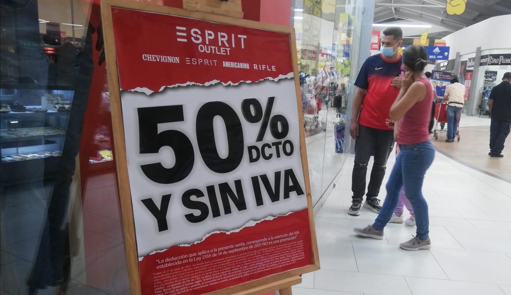 El comercio busca atraer clientes con avisos llamativos