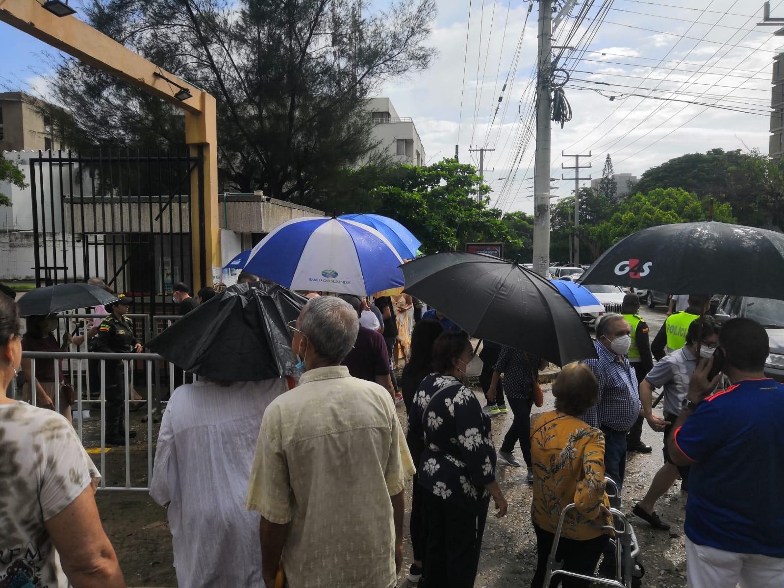 Numerosas personas aguardan en un puesto de votación en el Colegio La Salle