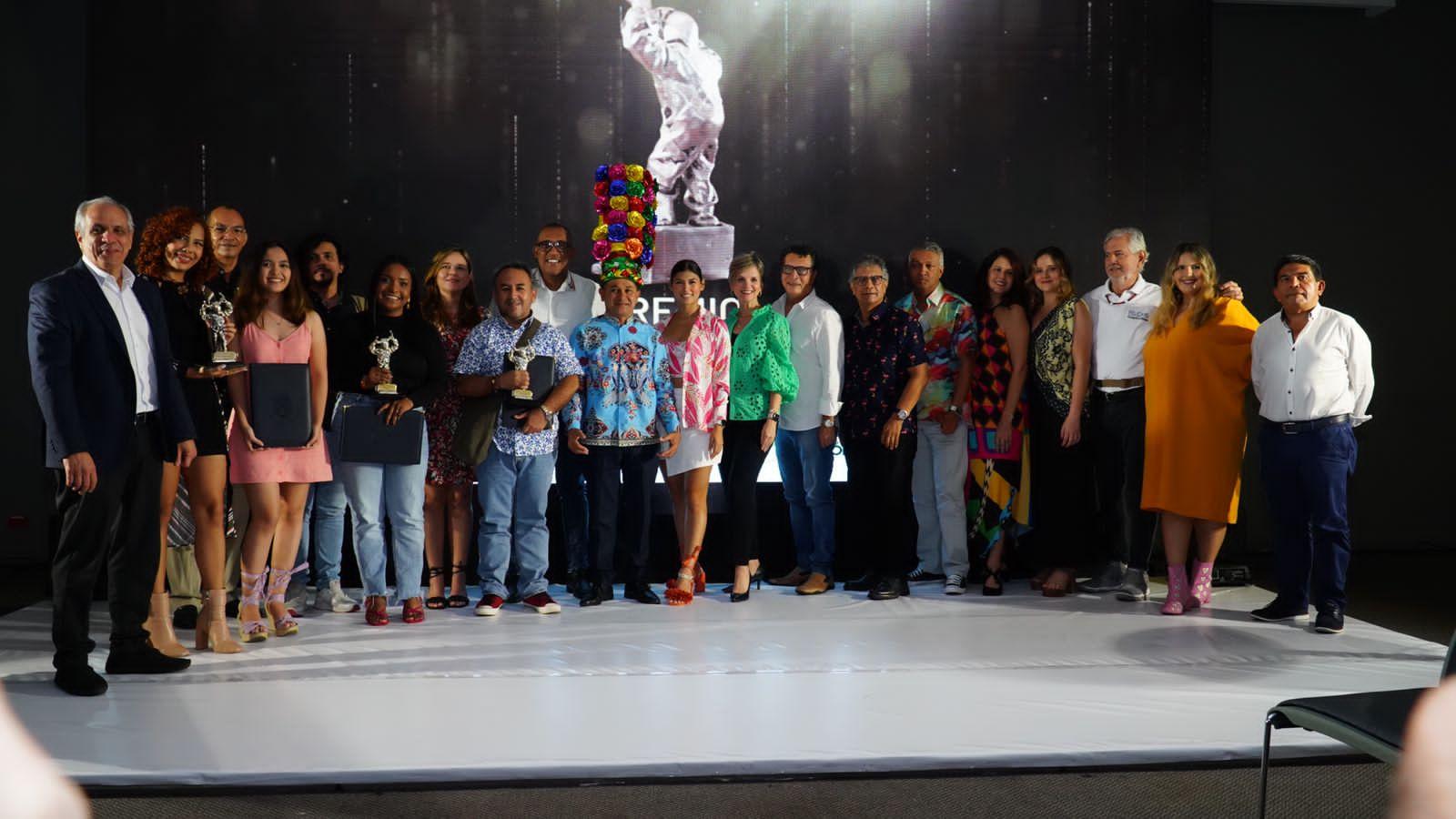 Los ganadores de la novena edición del Premio de Periodismo Promigas 'Ermesto McCausnald'.