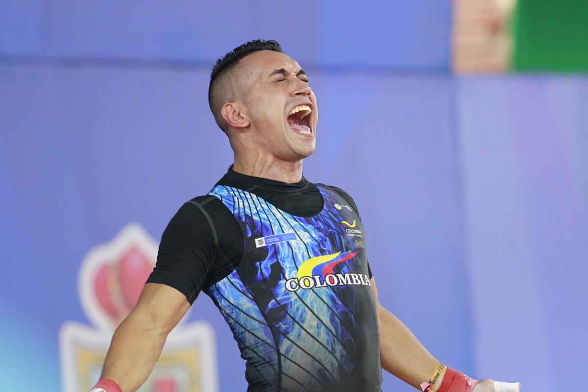 Habib de las Salas de Colombia celebra al ganar la medalla de oro en envión masculino 61kg.
