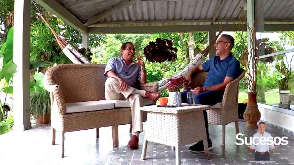 El periodista Jorge Cura con el cantautor Rafael Manjarréz.