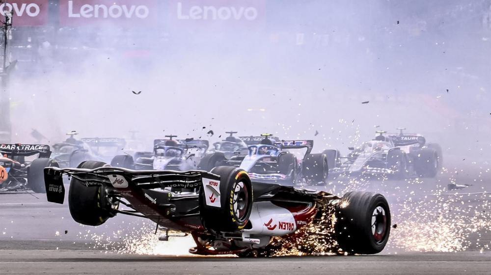 Momento del accidente del monoplaza de Guanyu Zhou.
