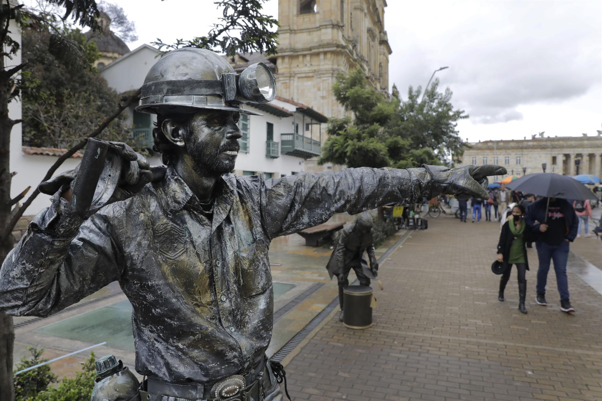 Artistas, pintores y artesanos en las calles del centro de Bogotá. 