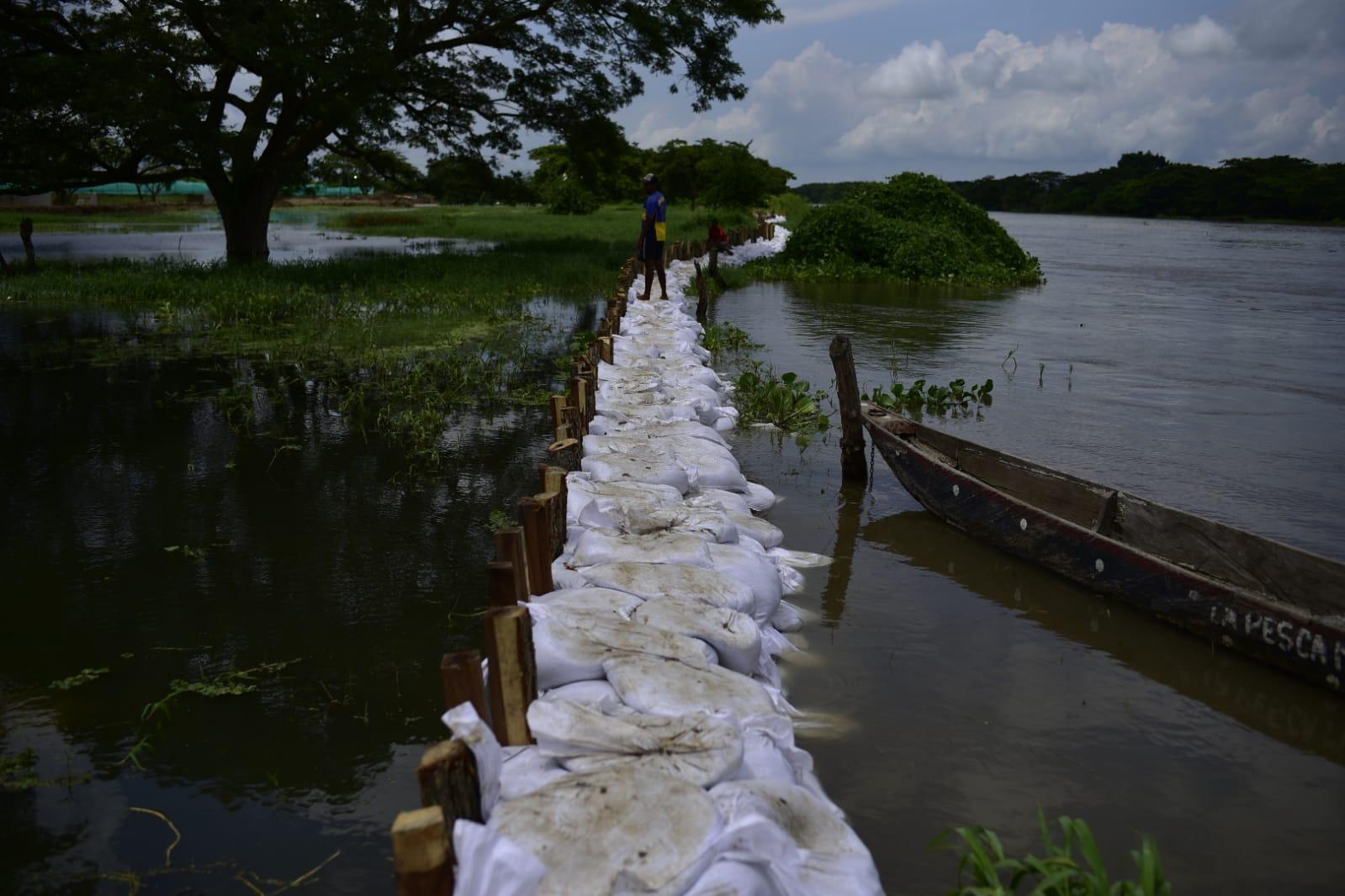 Muros con sacos de arena en el Canal del Dique en el sur del Atlántico