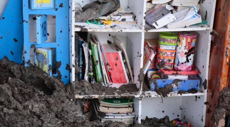 Los textos y útiles escolares en medio del lodo que sepultó la escuela en Tapartó,