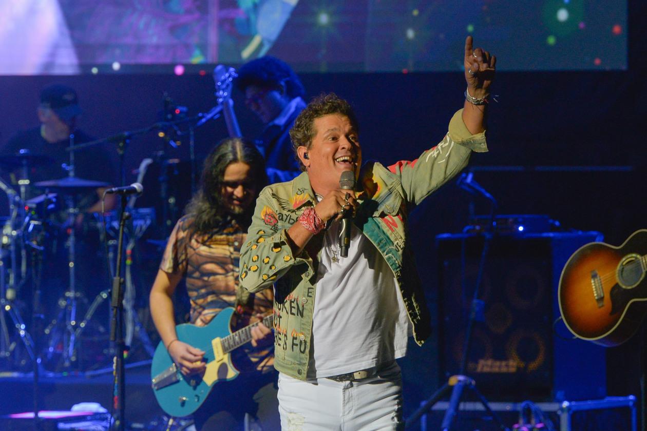 El cantante colombiano Carlos Vives durante su actuación hoy viernes en el festival Starlite de Marbella, inicio de su gira por España.