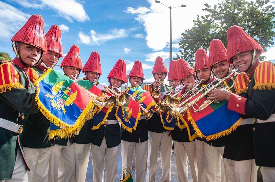 Las bandas marciales pusieron la nota alegre en el desfile en Bogotá.