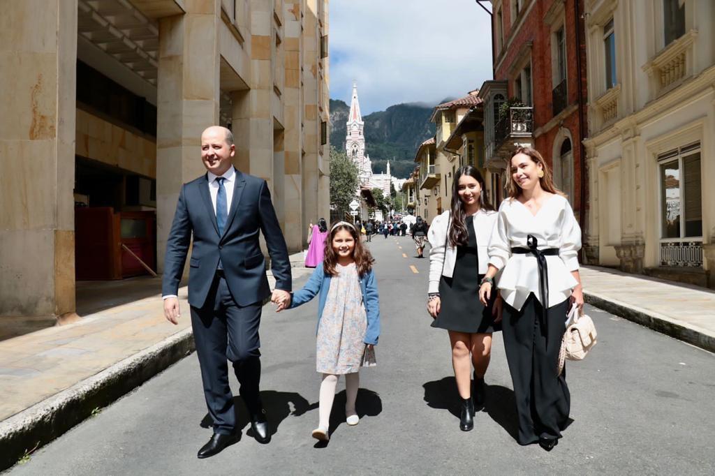 El nuevo senador Marcos Daniel Pinedo llegó con su esposa y sus hijos.