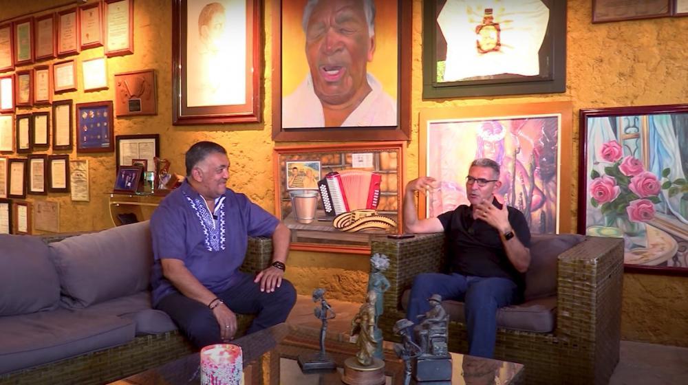 El periodista Jorge Cura con Ivo Díaz, hijo de Leandro Diaz.