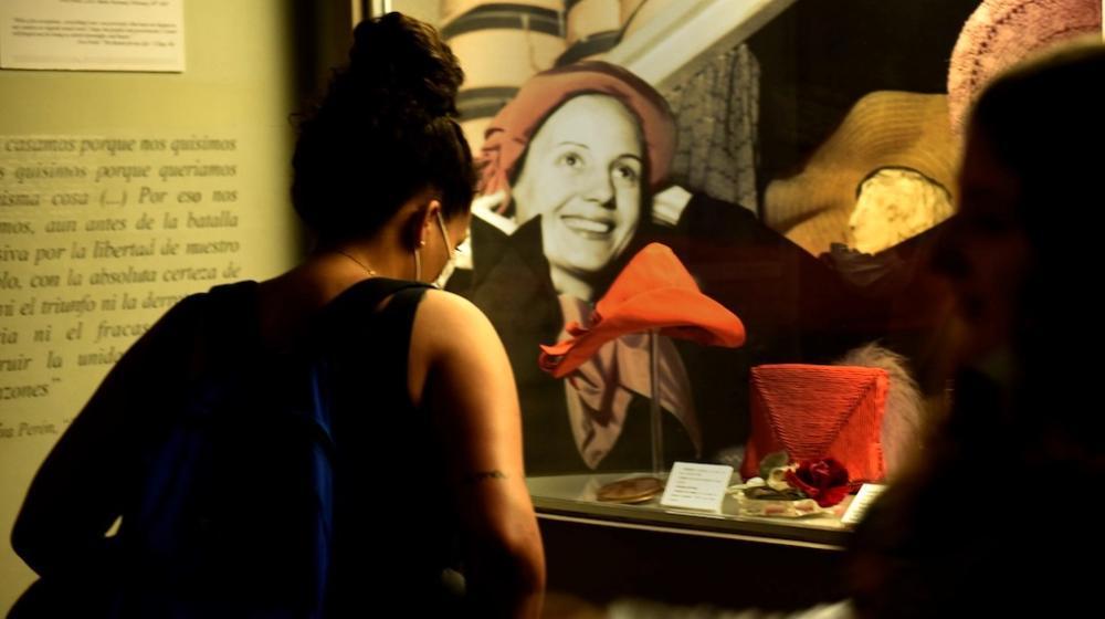 Homenaje en la tumba de Evita Perón.