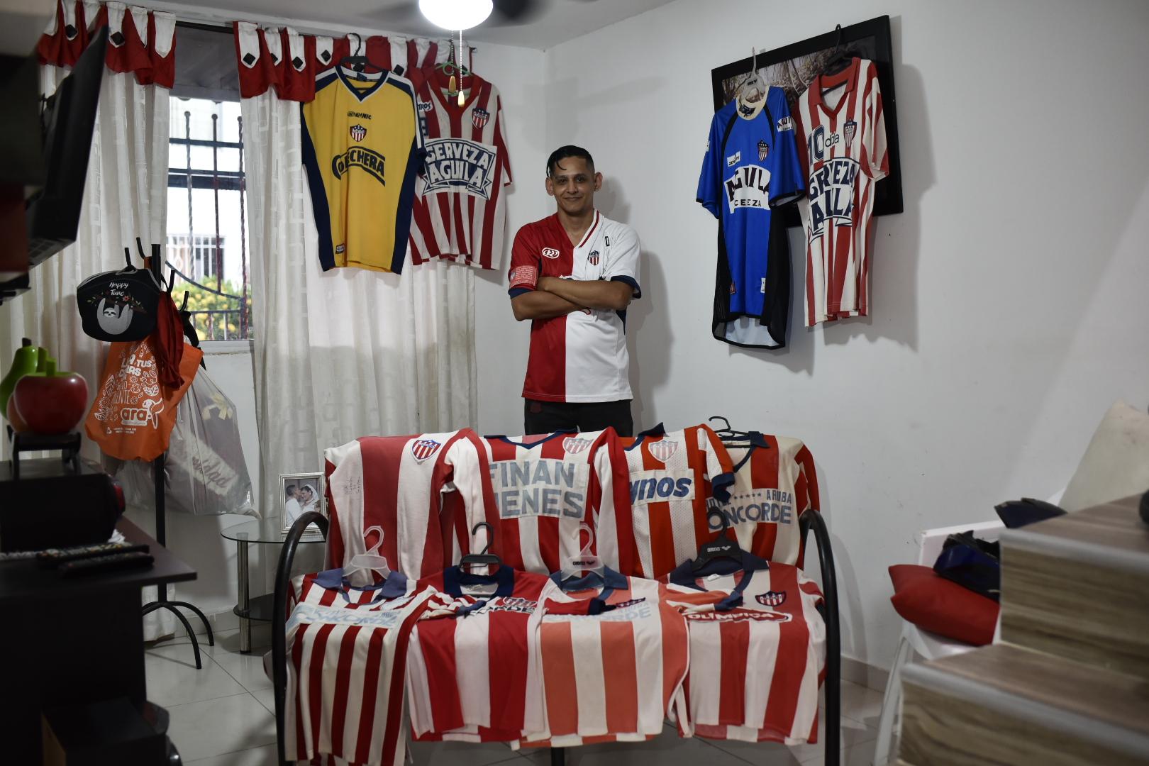 Joan Nieto Bolívar con las camisetas que son el orgullo de su colección. 