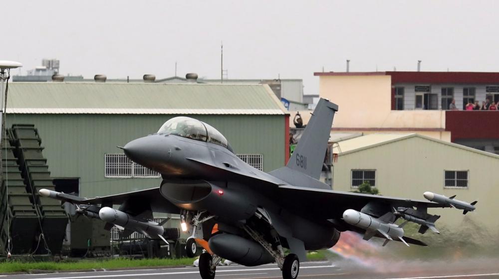 Un avión de combate F-16V despega desde una carretera, durante un simulacro de despegue y aterrizaje de emergencia en Changhua (Taiwán).
