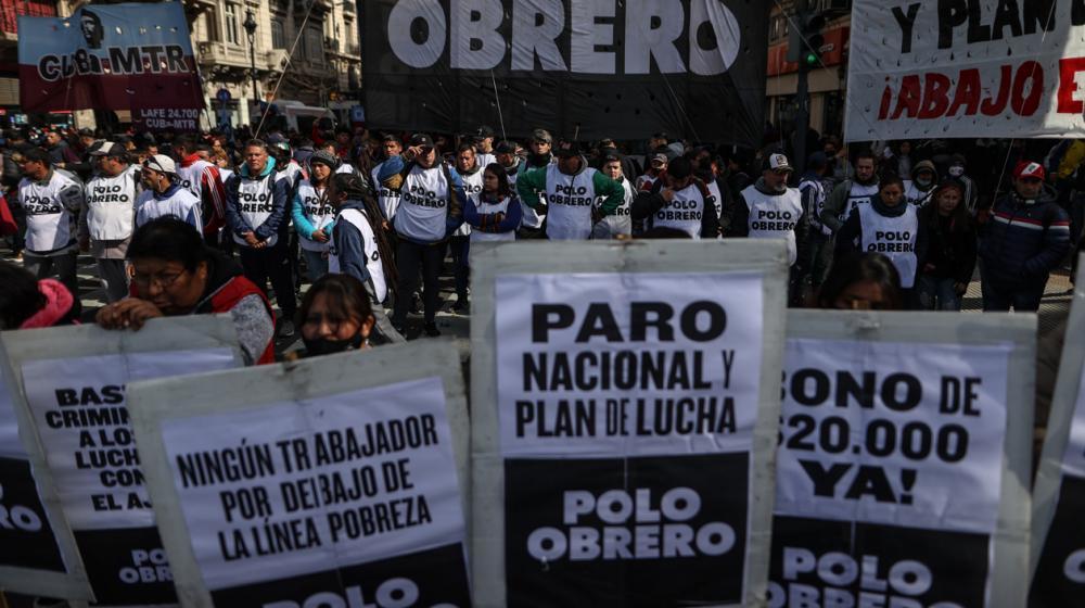 Movimientos sociales protestan exigiendo mejoras sociales.
