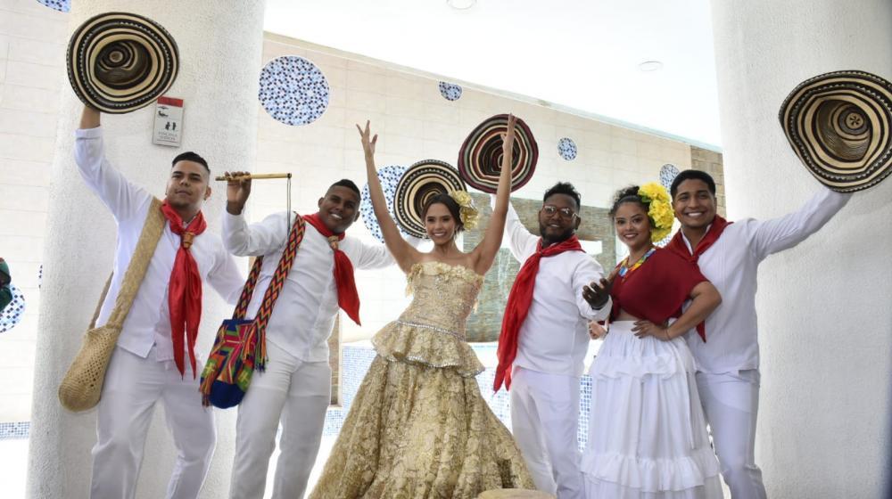 Barranquilla 2023, Natalia De Castro, posa junto a unos cumbiamberos.