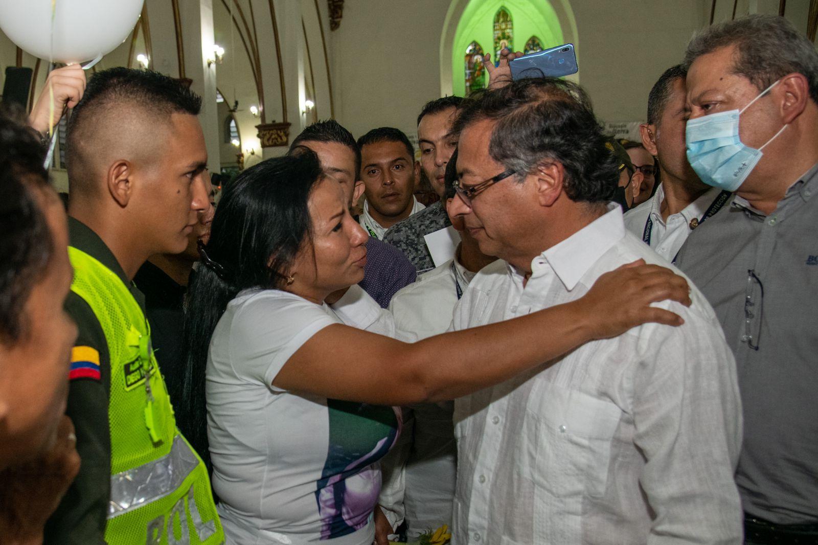 El Presidente Petro escucha a una familiar de los policias asesinados.