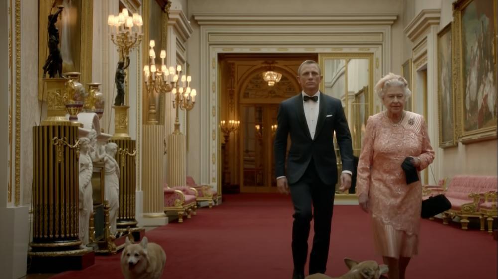 James Bond (Daniel Craig) escolta a la reina Isabel II de Reino Unido. 