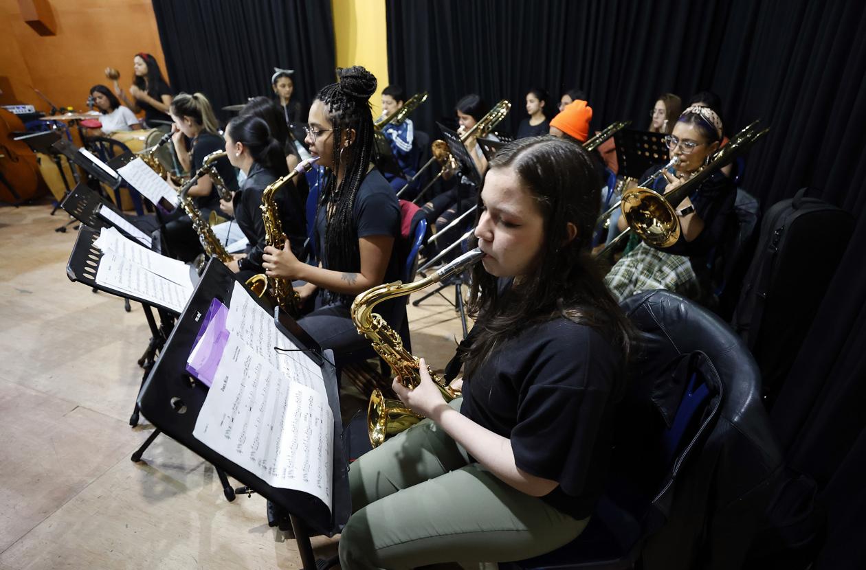 Ensayo general de la Big Band femenina en Bogotá.