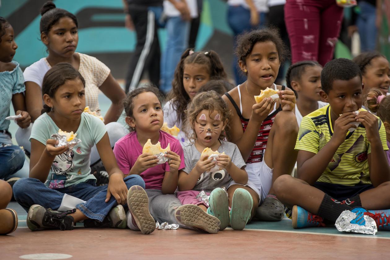 Venezolanos distrutan del Día Mundial de la Arepa.