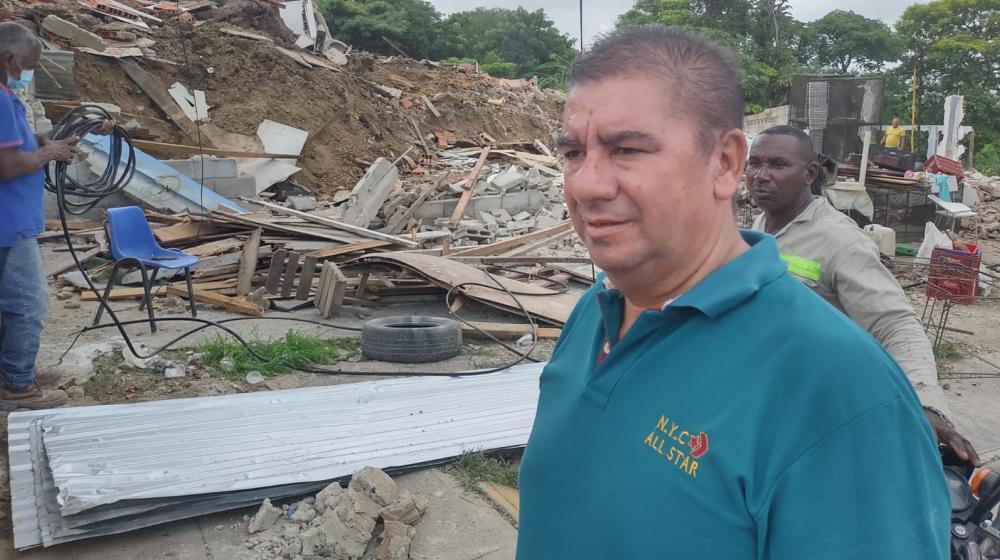 Ricardo Ramírez y al fondo lo que quedó de su negocio
