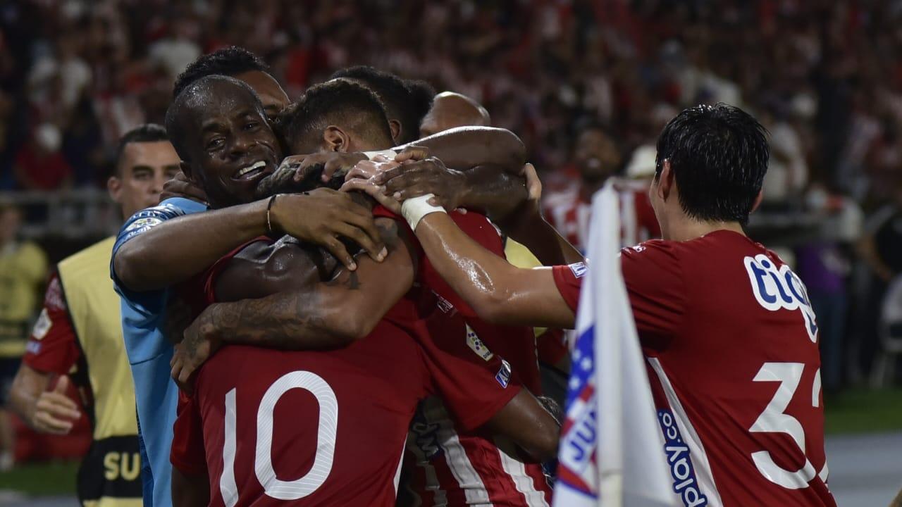 Junioristas celebrando el gol de triunfo.