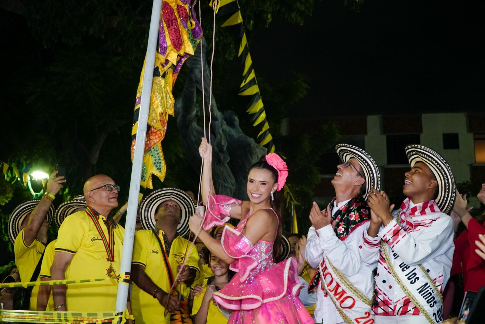 La Reina Natalia De Castro izando la bandera de una cumbiamba.