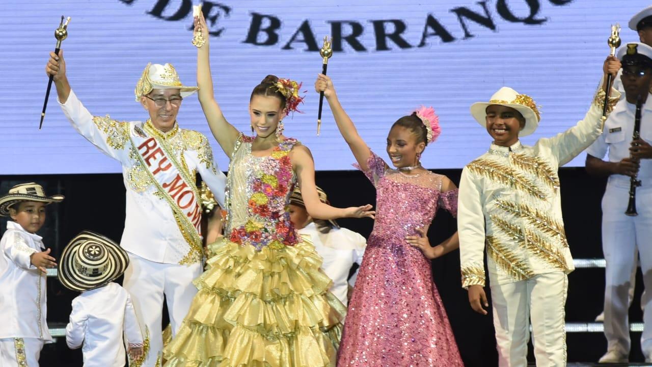 Los reyes del Carnaval con las llaves de la ciudad y bastones de mando.