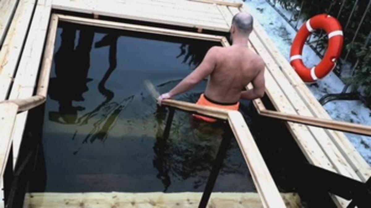 Ruso bañándose en una alberca con agua fría.  